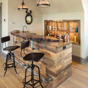 ミネアポリスのカントリー風おしゃれな着席型バー (オープンシェルフ、木材カウンター、木材のキッチンパネル、淡色無垢フローリング、茶色いキッチンカウンター) の写真