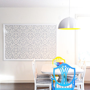 カルガリーの中サイズのエクレクティックスタイルのLDKの画像 (白い壁、無垢フローリング、暖炉なし、茶色い床)