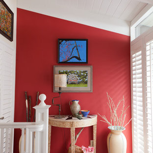 Inspiration pour un petit hall d'entrée bohème avec un mur rouge et un sol en ardoise.