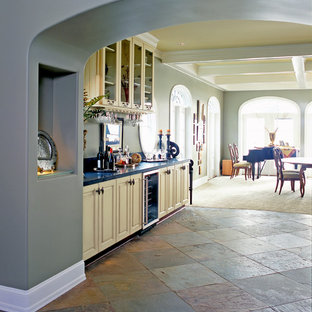 Großes Mediterranes Wohnzimmer ohne Kamin mit Hausbar, grauer Wandfarbe und Schieferboden in Seattle