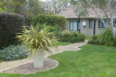 Mittelgroßer Moderner Kiesgarten im Sommer mit Kübelpflanzen in Canberra - Queanbeyan
