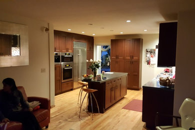 Example of a mid-sized trendy kitchen design