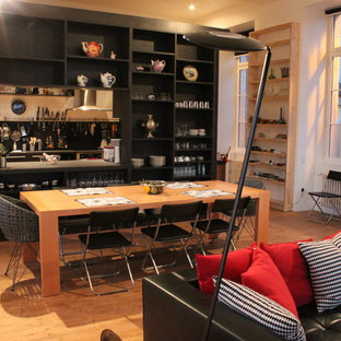 ディジョンの広いコンテンポラリースタイルのLDKの画像 (白い壁、暖炉なし、淡色無垢フローリング)