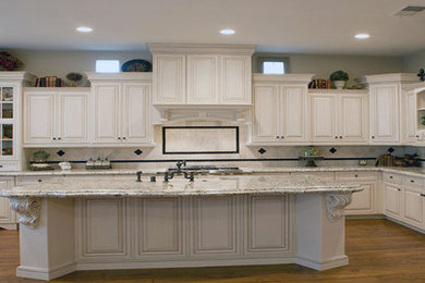Kitchen - traditional kitchen idea in Baltimore