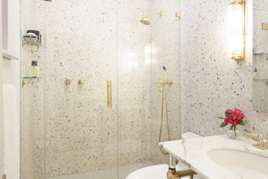 ニューヨークにある高級な小さなコンテンポラリースタイルのおしゃれなマスターバスルーム (オープンシェルフ、白いタイル、大理石の洗面台、独立型洗面台) の写真