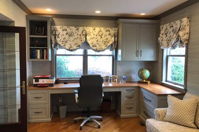 Inspiration for a transitional home office remodel in New York