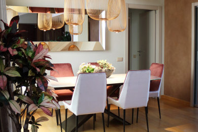 Idee per una grande sala da pranzo contemporanea con pareti bianche, parquet chiaro e travi a vista