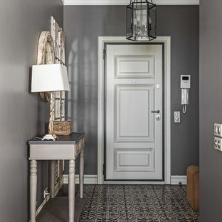 Пример оригинального дизайна интерьера: входная дверь среднего размера в классическом стиле с серыми стенами, бетонным полом, одностворчатой входной дверью, белой входной дверью и серым полом