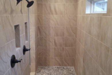 オースティンにある広いトランジショナルスタイルのおしゃれなマスターバスルーム (シェーカースタイル扉のキャビネット、濃色木目調キャビネット、ドロップイン型浴槽、アルコーブ型シャワー、ベージュのタイル、ベージュの壁、ベージュの床、オープンシャワー) の写真