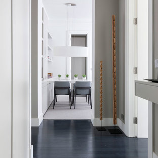 Ejemplo de recibidores y pasillos actuales, de tamaño medio, con paredes grises y suelo de madera oscura
