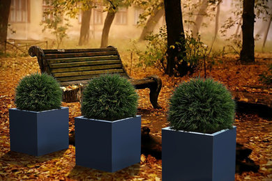 This is an example of a mid-sized traditional courtyard mulch landscaping in Toronto for fall.
