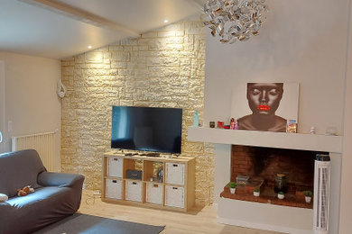トゥールーズにある中くらいなコンテンポラリースタイルのおしゃれなLDK (白い壁、淡色無垢フローリング、コーナー設置型暖炉、木材の暖炉まわり、ベージュの床、表し梁) の写真
