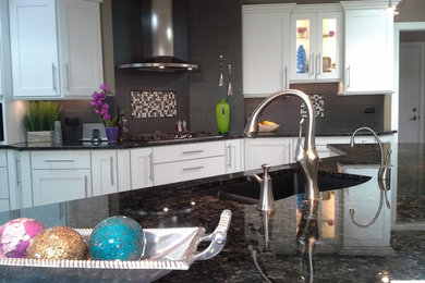Example of a trendy kitchen design in Chicago