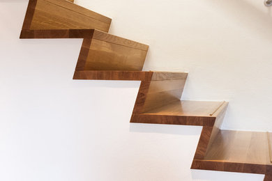 Mittelgroße Klassische Treppe in L-Form mit Holz-Setzstufen in Sonstige