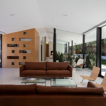Lloyd Ruocco House "50 Shades of White"