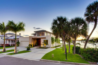 Tropical exterior home idea in Tampa
