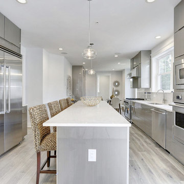 Modern Kitchen with High Gloss Acrilux II Door Style in Linear Silver