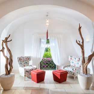 Kleines, Fernseherloses, Offenes Mediterranes Wohnzimmer ohne Kamin mit weißer Wandfarbe in Neapel