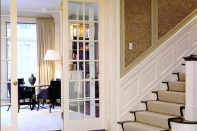 Example of a classic entryway design in New York