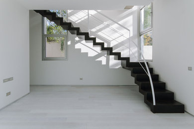 Design ideas for a transitional staircase in Madrid.