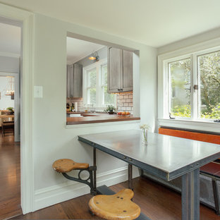 Создайте стильный интерьер: отдельная, п-образная кухня в стиле лофт с фасадами с утопленной филенкой, серыми фасадами, столешницей из дерева, белым фартуком, фартуком из плитки кабанчик и техникой из нержавеющей стали - последний тренд