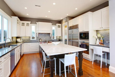 Kitchen - traditional kitchen idea in Vancouver