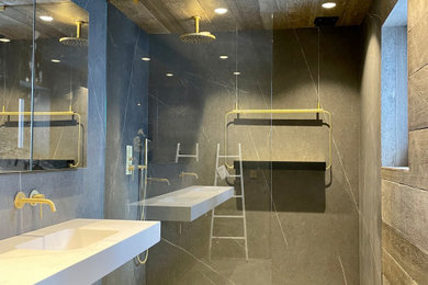 Cette photo montre une salle d'eau montagne de taille moyenne avec meuble double vasque et meuble-lavabo encastré.