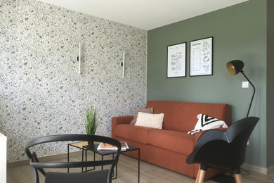 Cette image montre un petit salon design avec un mur vert, un sol en carrelage de céramique, aucune cheminée, un téléviseur indépendant et du papier peint.