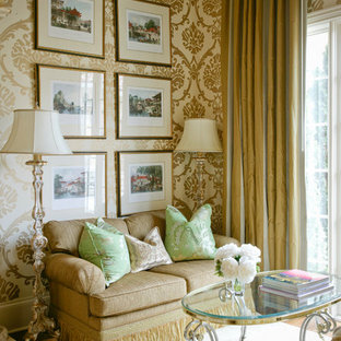 Immagine di un piccolo soggiorno tropicale con pavimento in legno massello medio