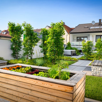 Moderner Nutzgarten mit Hochbeeten und klarer Gartenstruktur