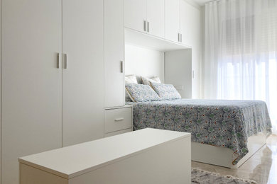 Ejemplo de dormitorio principal contemporáneo de tamaño medio con paredes grises, suelo de mármol y suelo gris