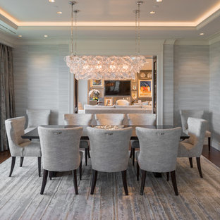 ヒューストンのコンテンポラリースタイルのおしゃれなダイニング (グレーの壁、濃色無垢フローリング、茶色い床) の写真