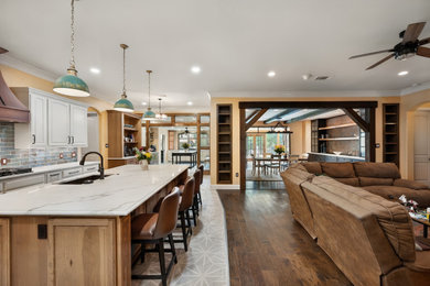 Example of an open concept kitchen design in Dallas