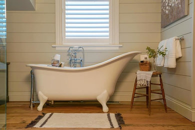 Example of a cottage bathroom design in Toronto