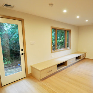 Immagine di un grande soggiorno moderno chiuso con pareti beige, parquet chiaro, nessun camino, nessuna TV e pavimento beige