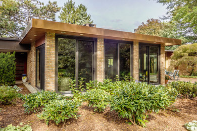 This is an example of a midcentury home design in Detroit.
