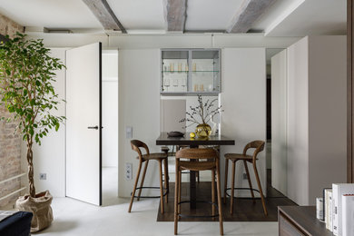 На фото: маленькая кухня-столовая в современном стиле с белыми стенами, полом из винила, бежевым полом и балками на потолке без камина для на участке и в саду с