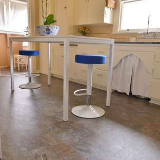 Mittelgroße Rustikale Küche mit Vorratsschrank, Schrankfronten im Shaker-Stil, weißen Schränken, Arbeitsplatte aus Fliesen, Küchenrückwand in Orange, Rückwand aus Porzellanfliesen, weißen Elektrogeräten, Vinylboden und Kücheninsel in Seattle