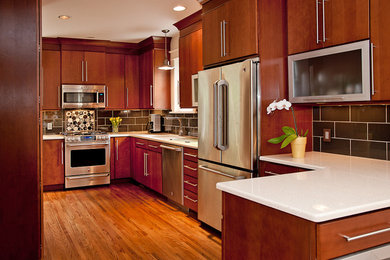 Mid-sized minimalist u-shaped medium tone wood floor eat-in kitchen photo in Nashville with an undermount sink, flat-panel cabinets, medium tone wood cabinets, quartz countertops, gray backsplash, glass tile backsplash and stainless steel appliances