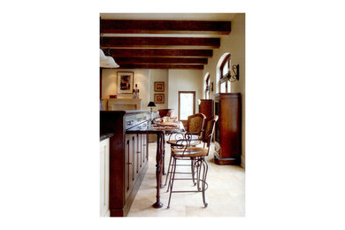 Kitchen - traditional kitchen idea in Toronto
