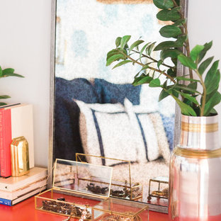 Immagine di una piccola camera da letto stile loft etnica