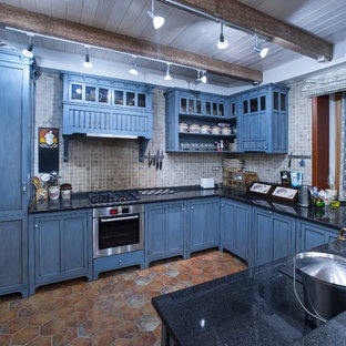 Foto di una grande cucina country con lavello sottopiano, ante in stile shaker, ante blu, top in quarzo composito, paraspruzzi beige, paraspruzzi con piastrelle in ceramica, elettrodomestici da incasso, pavimento in gres porcellanato, isola, pavimento marrone e top blu