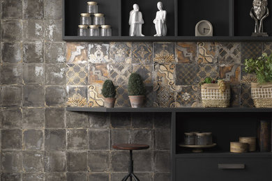 Diseño de cocina contemporánea de tamaño medio abierta con puertas de armario negras, salpicadero negro, salpicadero de azulejos de cerámica y encimeras negras