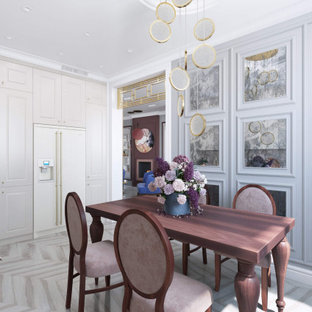 Modelo de cocina comedor en L, tradicional renovada, de tamaño medio, sin isla, con fregadero bajoencimera, armarios con paneles con relieve, puertas de armario beige, encimera de cuarcita, salpicadero rosa, electrodomésticos con paneles, suelo de madera clara, suelo beige y encimeras rosas