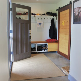 Inspiration för eklektiska entréer, med betonggolv