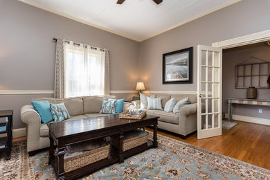 Example of a classic living room design in Raleigh