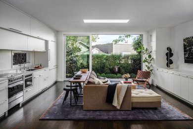 Example of a minimalist living room design in San Francisco
