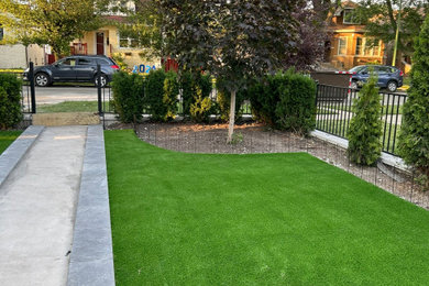 Inspiration for a traditional landscaping in Chicago.