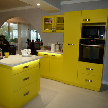 Rénovation d'une cuisine jaune ouverte sur salon