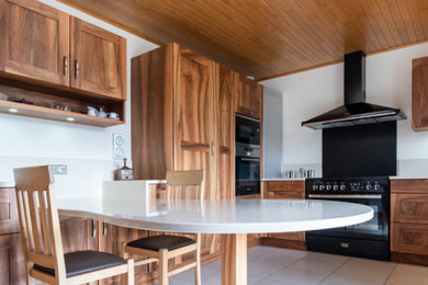 Exemple d'une grande cuisine encastrable chic en U et bois brun fermée avec un évier intégré, un placard avec porte à panneau encastré, un plan de travail en quartz, une crédence blanche, une crédence en quartz modifié, un sol en carrelage de céramique, un sol blanc, un plan de travail blanc et un plafond en lambris de bois.